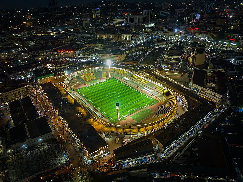 Vista aérea de un estadio de fútbol iluminado de noche