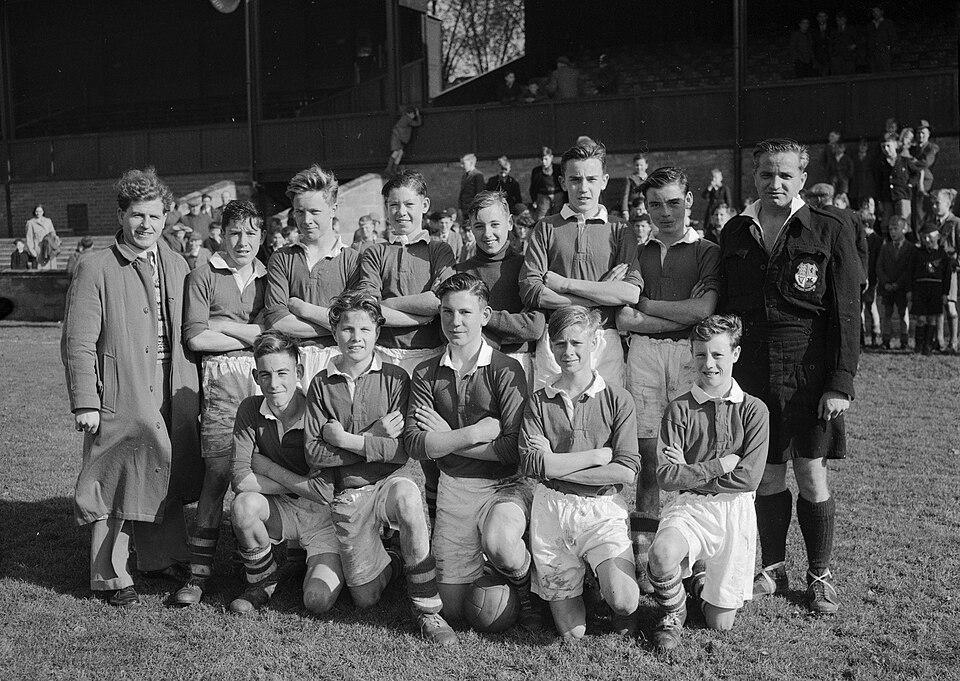Aficionados viendo un partido decisivo en un bar deportivo