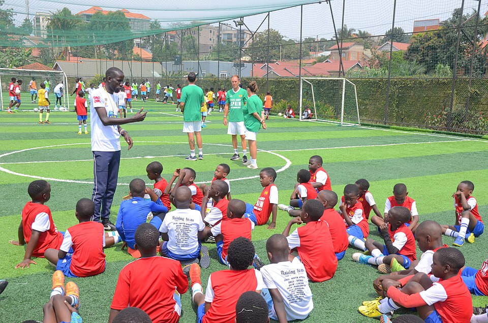 Vista aérea de un partido nocturno con estadio lleno