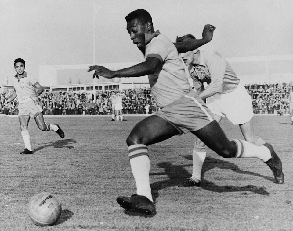 Jugador de Bahia eludiendo una marca en el mediocampo
