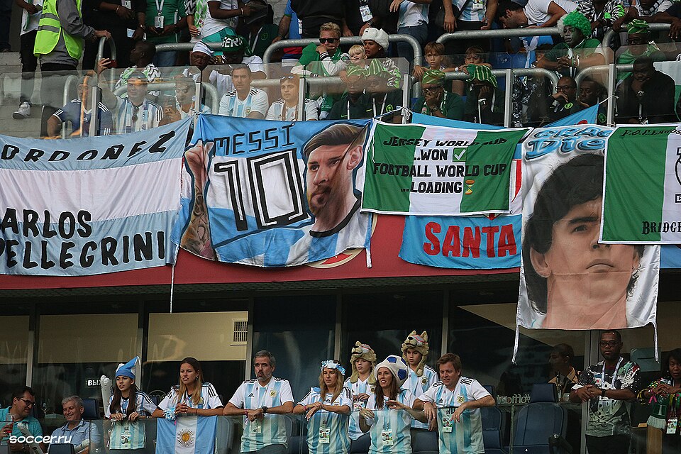 Hinchada con banderas en partido argentino